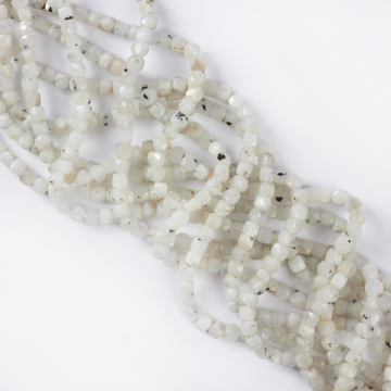 Kamień księżycowy kostka fasetowana 4mm