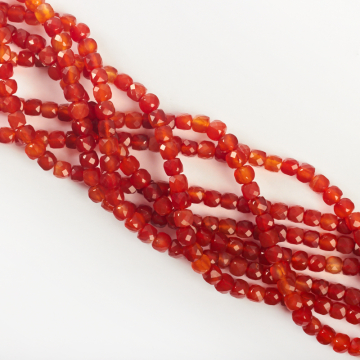 Karneol kostka fasetowana 5x5mm Karneol kostka fasetowana 5x5mm