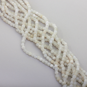 Kamień księżycowy kostka fasetowana 5mm