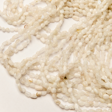 Kamień księżycowy bryłka nieregularna 4,5x7mm