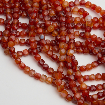 Agat karneolowy kostka fasetowana 7mm