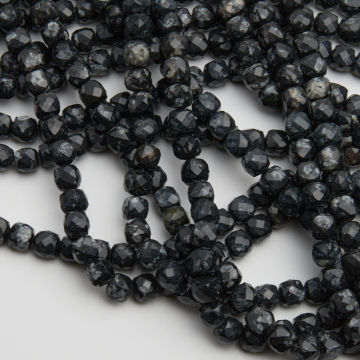 Jaspis śnieżny kostka fasetowana 7mm