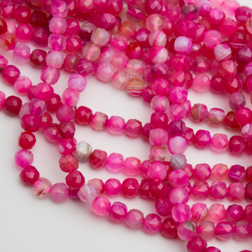 Agat fuksjowy kostka fasetowana 7mm