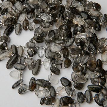 Kryształ górski z czarnym rutylem grot nieregularny 7-28mm