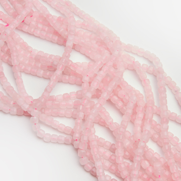 Kryształ górski różowy kostka fasetowana 5mm