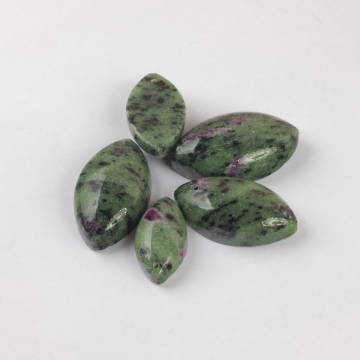 Zoisyt z rubinem zawieszka markiza 25-50 mm