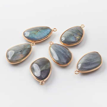 Labradoryt zawieszka łezka nieregularna w okuciu 35mm