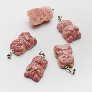 Rodonit zawieszka miś rzeźbiona z serduszkiem 28mm