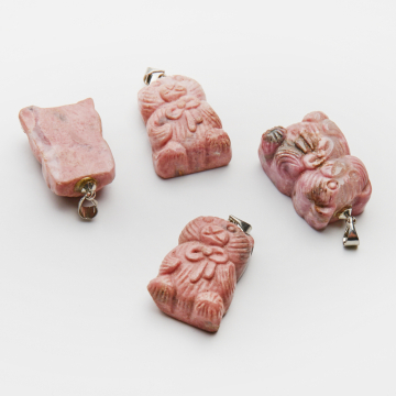 Rodonit zawieszka miś rzeźbiona z kokardką 30mm