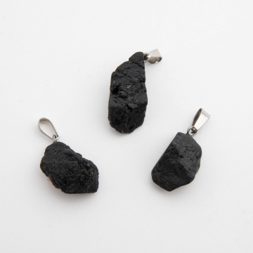 Zawieszka z czarnego turmalinu nieregularna 20-35mm