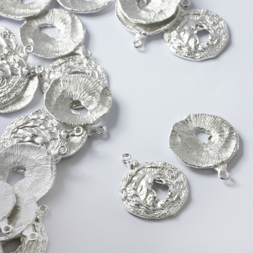 Zawieszka metalowa koło nieregularne 28mm