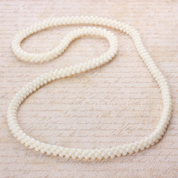 Naszyjnik pleciony z kulek korala biały 80cm