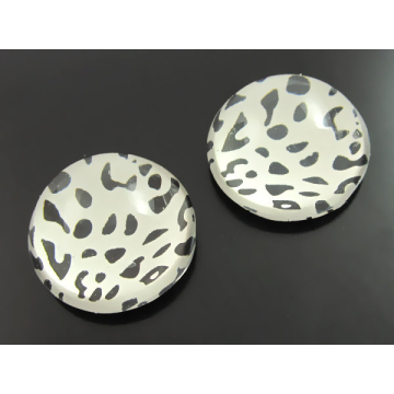 Kaboszon szklany okrągły czarne ciapki w bieli 20mm