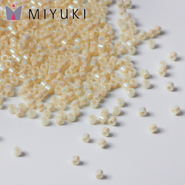 Koraliki Miyuki Delica 11/0 Opaque Cream AB Koraliki Miyuki Delica 11/0 Opaque Cream AB
