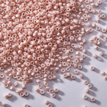 Koraliki Miyuki Delica Opaque Light Salmon Ceylon 11/0 Koraliki Miyuki Delica Opaque Light Salmon Ceylon 11/0