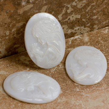 Kaboszon kamea z masy perłowej z damą 30x22mm