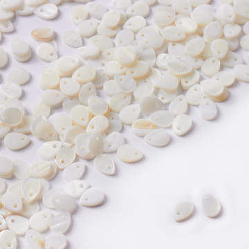 Zawieszka z masy perłowej łezka biały 6x9mm