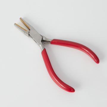 Szczypce płaskie z wkładką mosiężną 14x7,5cm Szczypce płaskie z wkładką mosiężną 14x7,5cm