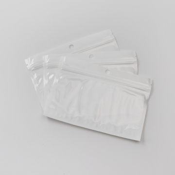 Woreczek z zamknięciem strunowym z białym tłem 10x14cm Woreczek z zamknięciem strunowym z białym tłem 10x14cm