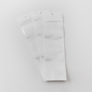 Woreczek z zamknięciem strunowym z białym tłem 24,5x7cm