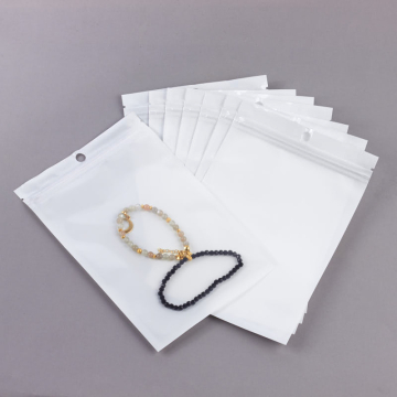 Woreczek z zamknięciem strunowym i białym tłem 12x18cm Woreczek z zamknięciem strunowym i białym tłem 12x18cm