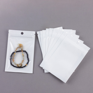 Woreczek z zamknięciem strunowym i białym tłem 8x13cm