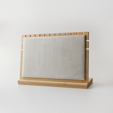 Ekspozytor do naszyjników średni płaski z białą poduszką 24x33cm Ekspozytor do naszyjników średni płaski z białą poduszką 24x33cm