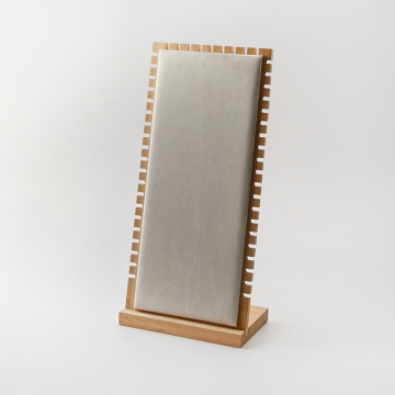 Ekspozytor bambusowy do naszyjników z białą poduszką  40x18cm