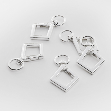 Ozdobny karabińczyk kopnięty kwadrat w kolorze srebrnym 4,5cm