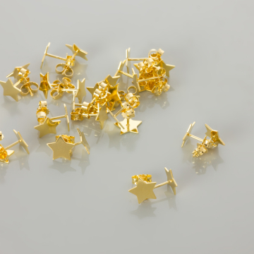 Srebrne kolczyki blaszka celebrytka gwiazdka z barankiem, próba 925, pozłacane 10mm