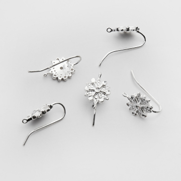 Srebrne bazy kolczyka kwiatki z cyrkoniami z podwieszeniem AG925 21mm