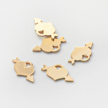 Srebrna zawieszka serce przebite strzałą AG925 pozłacane 5,5mm