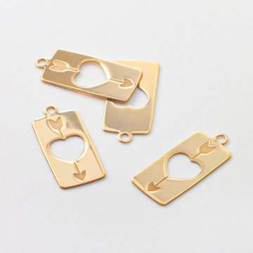 Srebrna zawieszka wycięte serce ze strzałą AG925 pozłacana 20,5mm