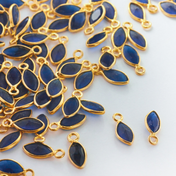 Srebrna zawieszka szafir w okuciu pozłacany AG925 7x3mm