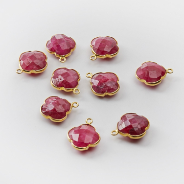 Srebrna zawieszka rubin koniczyna marokańska w srebrnym okuciu AG925 pozłacana 12,5mm Srebrna zawieszka rubin koniczyna marokańska w srebrnym okuciu AG925 pozłacana 12,5mm