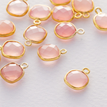 Różowy kryształ kwadrat fasetowany zawieszka w okuciu pozłacanym AG925 8x8mm