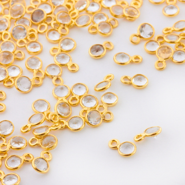 Biały kryształ fasetowany w okuciu zawieszka AG925 4mm