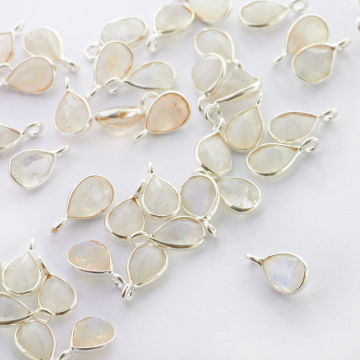 Kamień księżycowy łezka fasetowana w okuciu zawieszka AG925 7mm