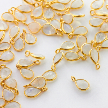 Kamień księżycowy łezka fasetowana w okuciu zawieszka AG925 7mm