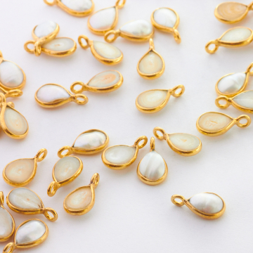 Perła naturalna łezka w okuciu AG925 pozłacana 7mm