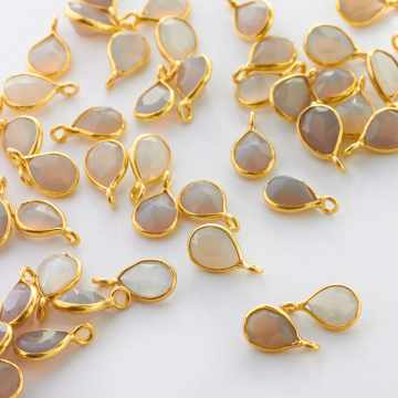 Chalcedon szary łezka fasetowana w okuciu zawieszka AG925 6mm