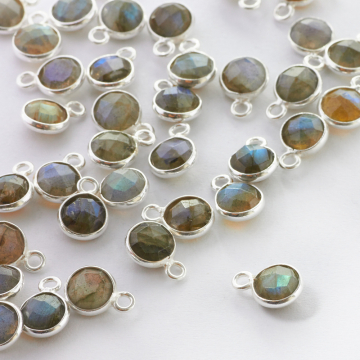 Labradoryt krążek fasetowany w okuciu zawieszka AG925 6mm