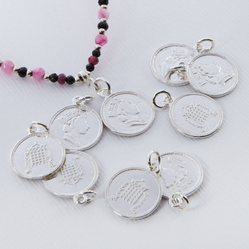 Srebrna moneta zawieszka Elżbieta II 13mm