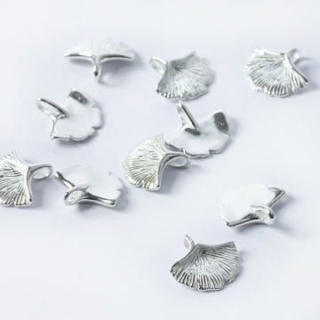 Srebrna zawieszka liść miłorzębu srebrny 11mm