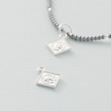 Srebrna zawieszka kwadrat Królowa Elżbieta II AG925 12mm