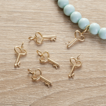 Srebrna, pozłacana zawieszka kluczyk z serduszkiem,  AG925 15.5x9mm