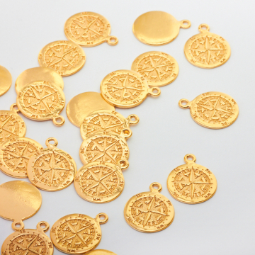 Srebrna zawieszka róża wiatrów w kółku AG925 pozłacana 16,5mm