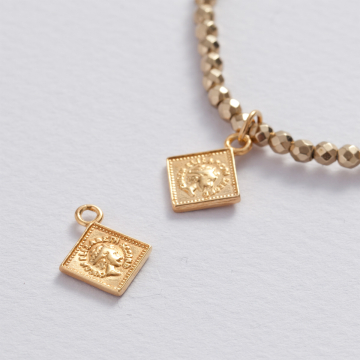 Srebrna zawieszka kwadrat Królowa Elżbieta II AG925 12mm pozłacana