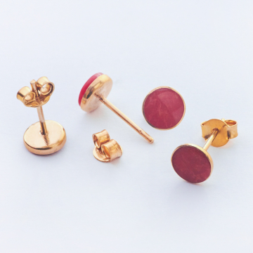 Srebrne kolczyki z czerwonym koralem pozłacane AG925 6,5mm Srebrne kolczyki z czerwonym koralem pozłacane AG925 6,5mm