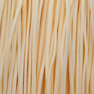 Rzemień zamszowy płaski kremowy 2,5x1mm